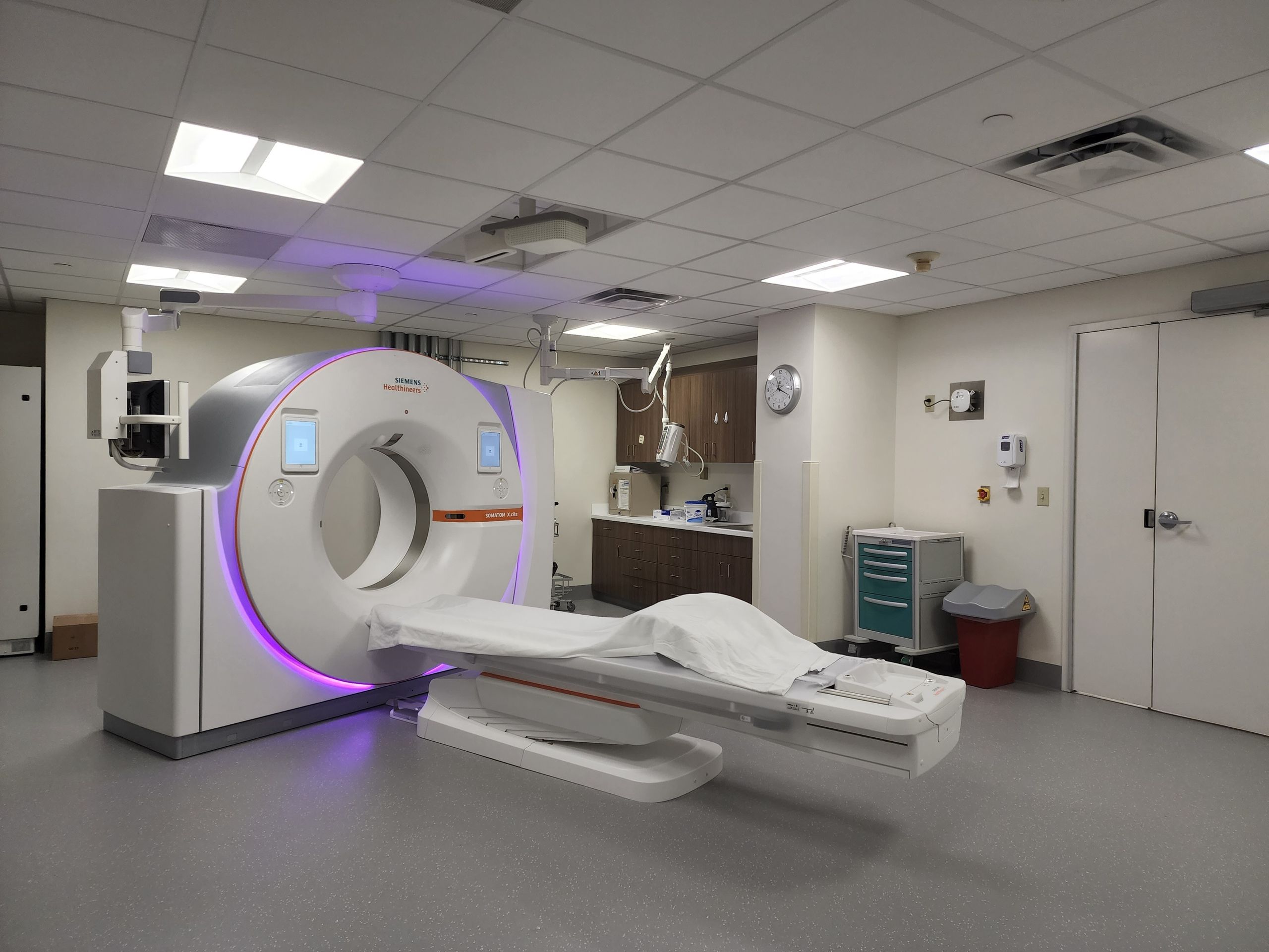 Diagnostic imaging suite with a CT scanner and examination table