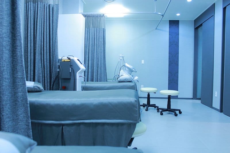 Post-procedure recovery bay with partitioned beds and privacy curtains